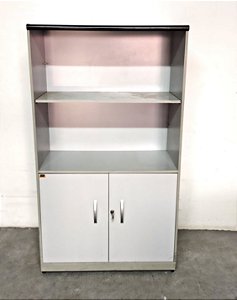 Armario alto para escritorio com duas portas