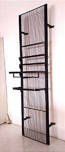 Painel expositor em ferro com tela cabideiro e prateleira