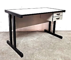Escrivaninha com duas gavetas mdf seminova muito bem conservada