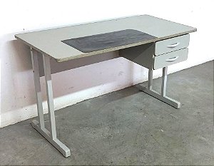 Escrivaninha em mdf com gavetas cinza claro seminova