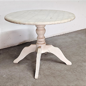Mesa Provençal Redonda com Tampo em Marmore e Pé de Madeira Maciça