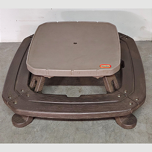 Mesa de Piquenique Infantil Little Tikes Acomoda até 8 crianças.