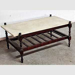 Mesa de Centro com Base de Madeira Nobre e Tampo de Mármore.