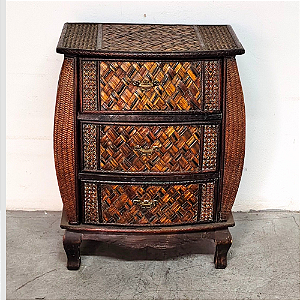 Cômoda Indiana Bombê Revestida em Vime com Três Gavetas.