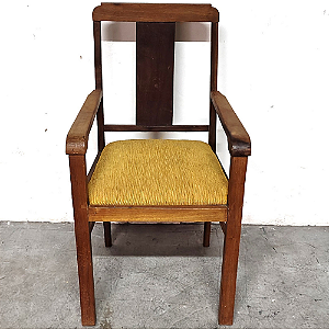 Poltrona Arts & Crafts em carvalho sólido com estofamento em tecido amarelo.