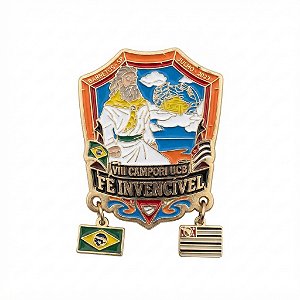 ARGANEL/PRENDEDOR DE LENÇO UCB "FÉ INVENCIVÉL", GRAVADO EM METAL BANHO OURO COM BANDEIRINHAS