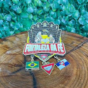 ARGANEL/PRENDEDOR DE LENÇO CAMPORI FORTALEZA DE FÉ COM BANDEIRA E TRIANGULO