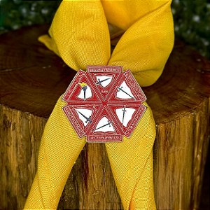 ARGANÉU/PRENDEDOR DE LENÇO COM TRIANGULOS DE VARIOS IDIOMAS