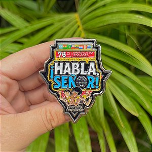 PIN OU ARGANÉU/PRENDEDOR DE LENÇO TEMA DO ANO 2026 - ANIVERSÁRIO 76 ANOS - ESPANHOL !HABLA SEÑOR!