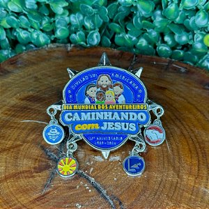 ARGANEL/PRENDEDOR DE LENÇO OU PIN, TEMA DO ANO 2026 AVENTUREIROS ANIVERSÁRIO 37 ANOS COM CLASSES