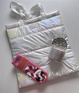 KIT VELA PERFUMADA PURE WONDER + BOLSA BBW + 1 PAR MEIA - BATH & BODY WORKS 411G