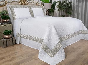 Kit: 1 Cobre-leito Casal + 2 Porta-travesseiros Microfibra Toque Acetinado com Bordado Inglês - Genebra Branco e Camurça - Dui Design
