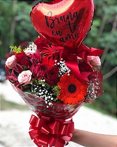 Buquê 6 rosas com balão personalizado e barra "eu te amo"