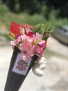 Cone de flores com ursinho chaveiro