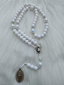 TERÇO C/ FOLHETO BRANCO 8MM LAGRIMAS MEDALHA-TREVO AMALIA