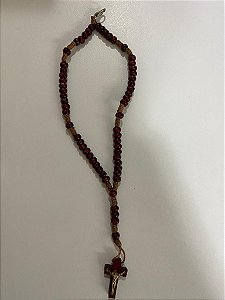 TERÇO DE PULSO C/ CRUZ VINHO