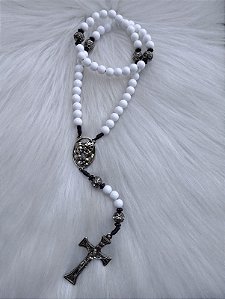 TERÇO BRANCO 8MM PN STRASS E TREVO FAMILIA