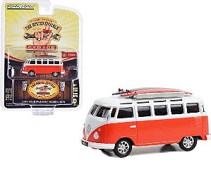 Kombi Samba Bus c/ pranchas - Greenlight - Escala 1/64 - Metal e pneus de borracha