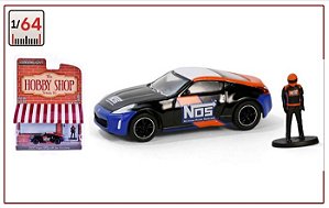 Nissan 370z c/ piloto - NOZ - Hobby Shop - Greenlight - Escala 1/64 - Metal, abre capô e pneus de borracha