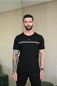 CAMISETA PREMIUM PRETA COM  DETALHE EM FITA VERDE E OFF