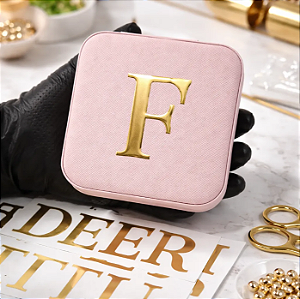 ALFABETO 4,5 CM - DTF UV METALIZADO ( MEIO METRO) P/ ITENS DECORATIVOS - PAPEL - CAIXAS - COPOS- CANECAS - CERÂMICAS - METAL - ACRILICO - PORTA JÓIAS - ESTOJO DE MAQUIAGEM