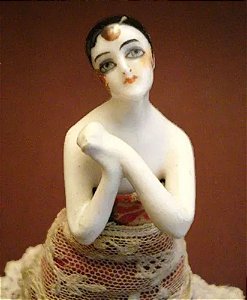 Escultura em Porcelana Alemã, Original do Período Art Deco, Melindrosa