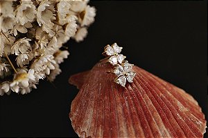 BRINCO FOLHEADO A OURO 18K FLOR ZIRCÔNIAS