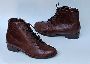 Bota Curta Montaria , couro café madeira com cadarço e fecho