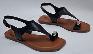 Sandália rasteira couro preto/ bico quadrado