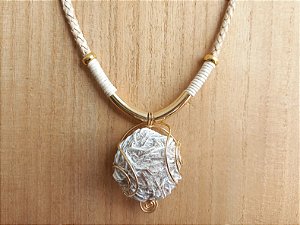 Colar curto um cordão de rosa do deserto