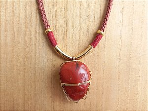 Colar curto um cordão de jaspe vermelho