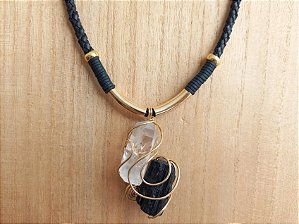 Colar curto um cordão de cristal e turmalina negra