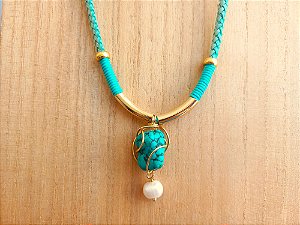 Colar um cordão de turquesa e pérola