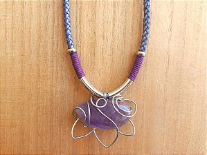 Colar curto um cordão de ametista