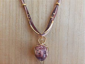 Colar curto fios com jaspe letra