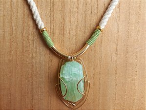 Colar curto um cordão de calcita verde