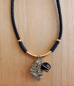Colar curto um cordão de pirita e ônix