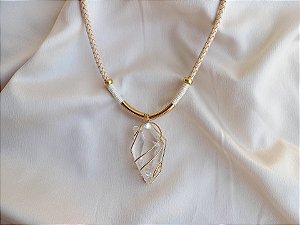 Colar um cordão de cristal