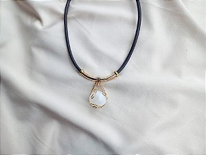 Colar um cordão de selenita