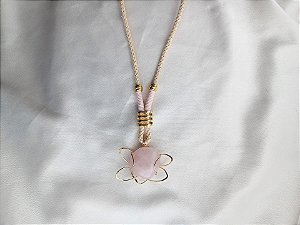 Colar um cordão de quartzo rosa