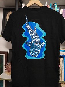Camiseta UNISSEX ,100% algodão PRETA. TUBARÃO BALEIA , multi-telas