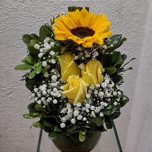Arranjo no Vidro com Girassol e Rosas