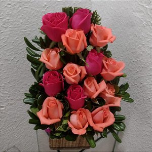Arranjo com Rosas Salmon e Cor-de-Rosa