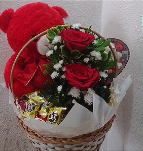 Cesta de Chocolates com Arranjos