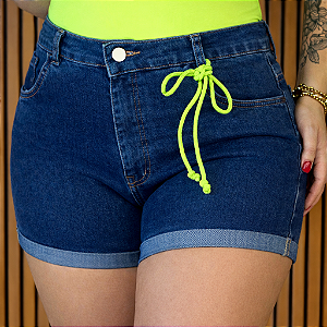 SHORT JEANS COM STRETCH E CORDINHA VERDE NEON