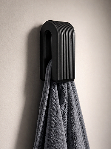 Prendedor de roupa na parede