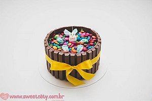 Bolo de kit kat – com coelho em pasta americana – aprx 1,5kg