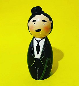 Boneco Charlie Chaplin Mensageiro