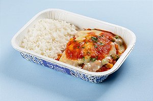 Filé de Saint Peter com molho de tomate natural, ervilha, milho, salsinha, requeijão cremoso e muçarela com arroz branco 400g