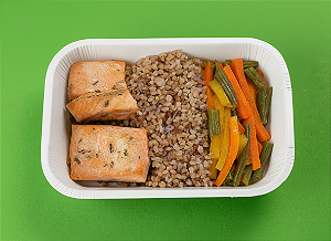 Salmão grelhado ao molho de ervas finas, arroz cateto vermelho e legumes no azeite 400 gr